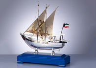 注文の旗が付いている木の基礎アラビアの文化的な記念品/魚のボート モデル