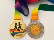 マラソンの記念品として多彩なリボンが付いている連続した注文のスポーツ メダル