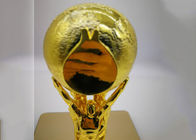 光沢がある球の設計を保持する彫像が付いている金によってめっきされる注文のトロフィのコップ